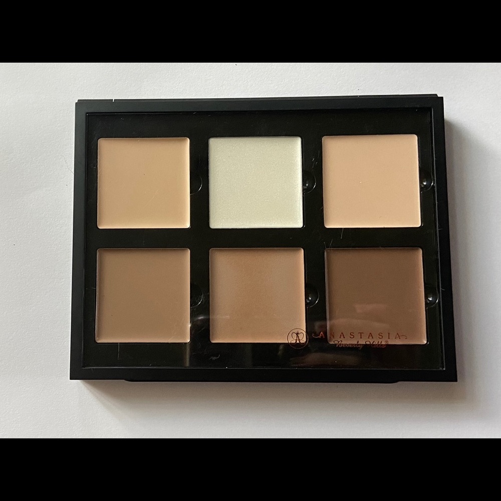 Anastasia Beverly Hills cream contour in Light